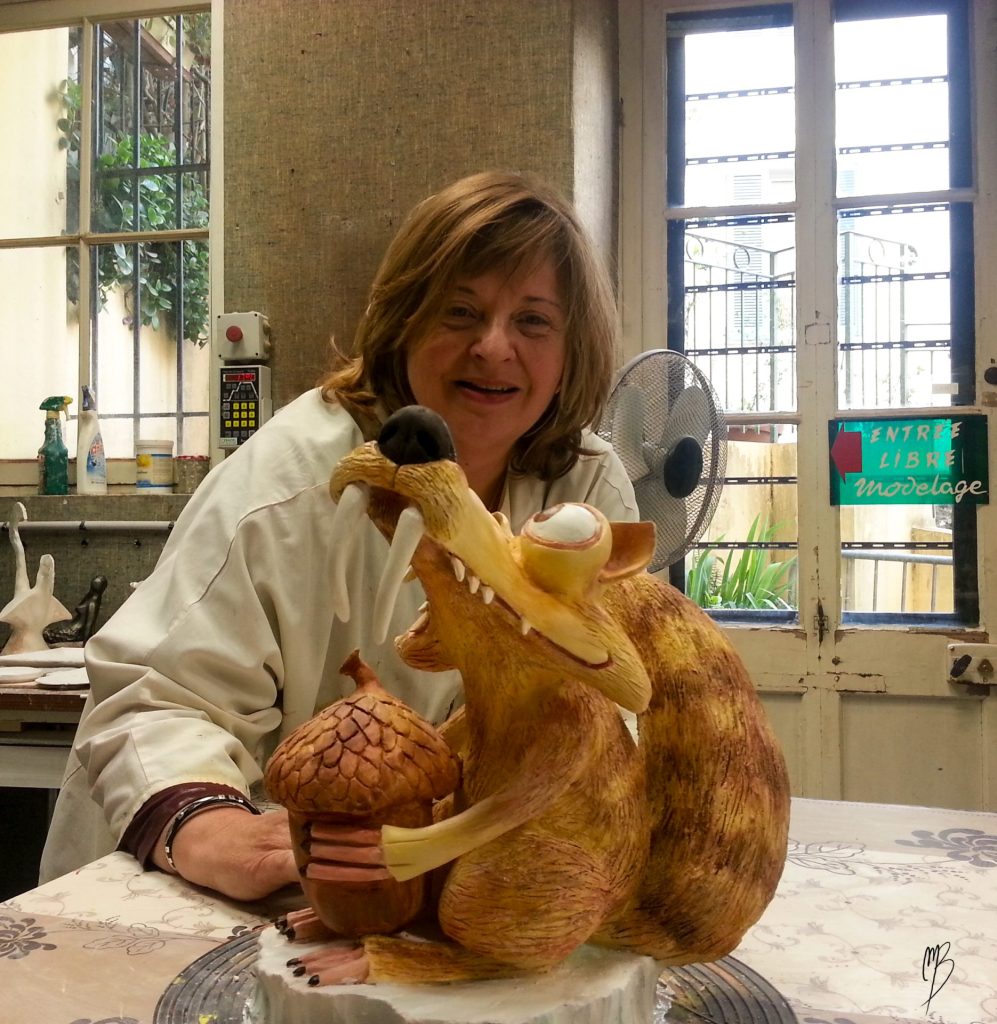 Bernadette Martinez dans son atelier avec sa création en argile Scrat