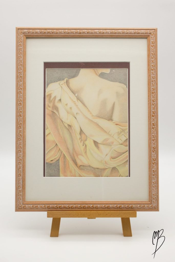 Dessins au crayons de couleur du dos nu d'une femme vêtue d'une robe plissée de couleur jaune et rouge pâles tombante nonchalamment dénudant une épaule