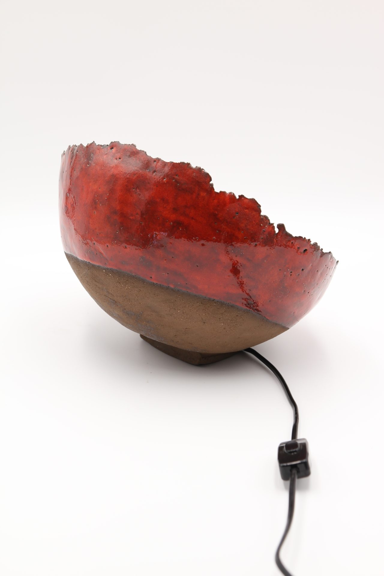 lampe en terre chamottée émaillée vue de coté gauche légèrement de dessous