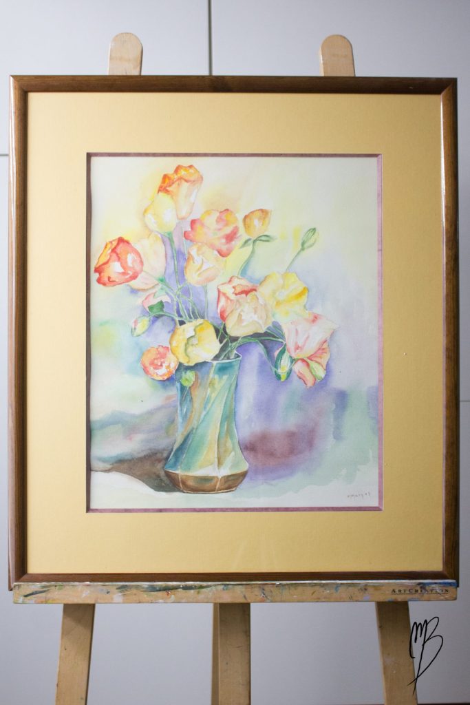 peinture aquarelle d'un bouquet de tulipes rouges et jaunes dans un vase de verre torsadé multicolore