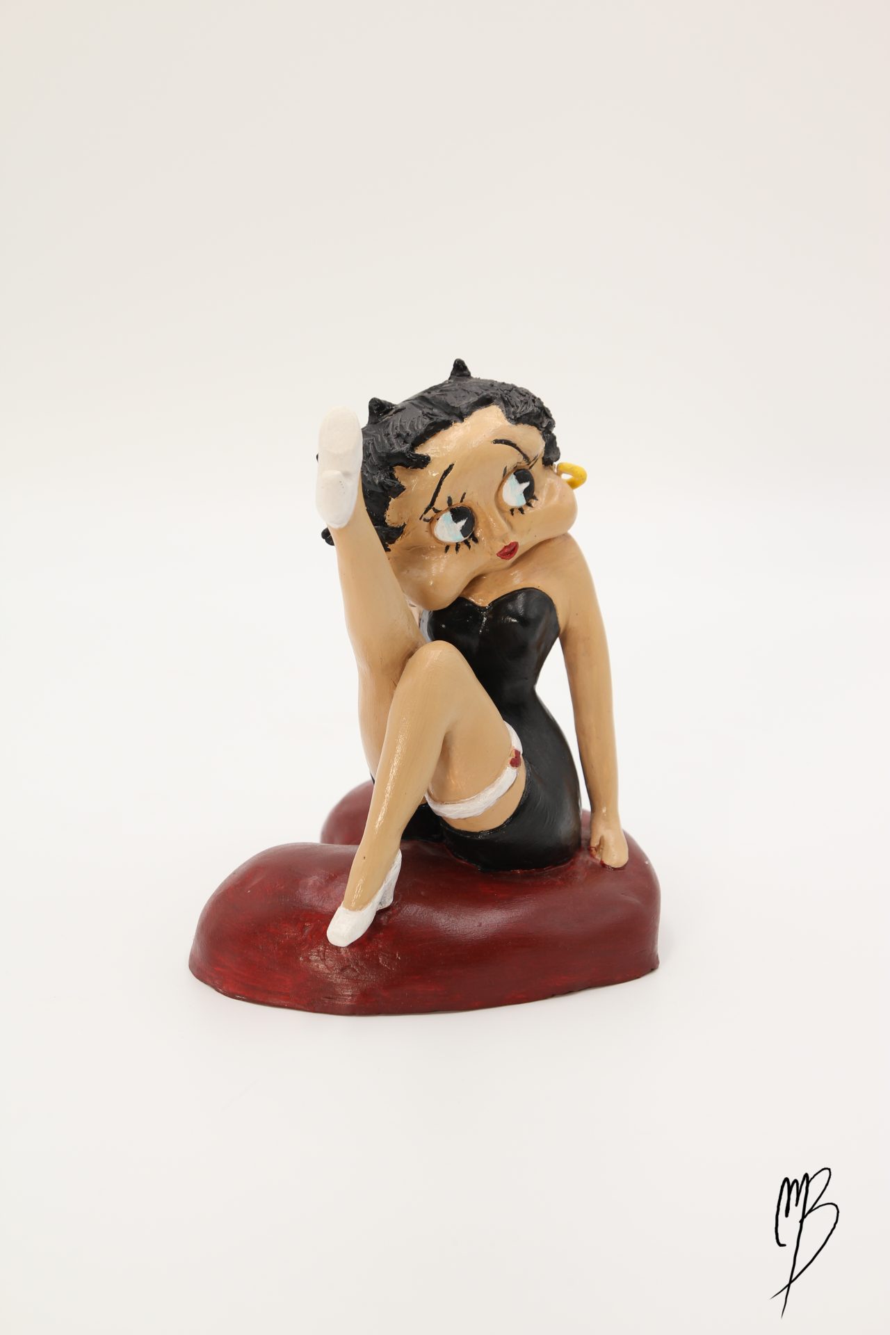 Sculptures. Bande dessinée. Betty assise en terre cuite recouverte de peinture acrylique vernie