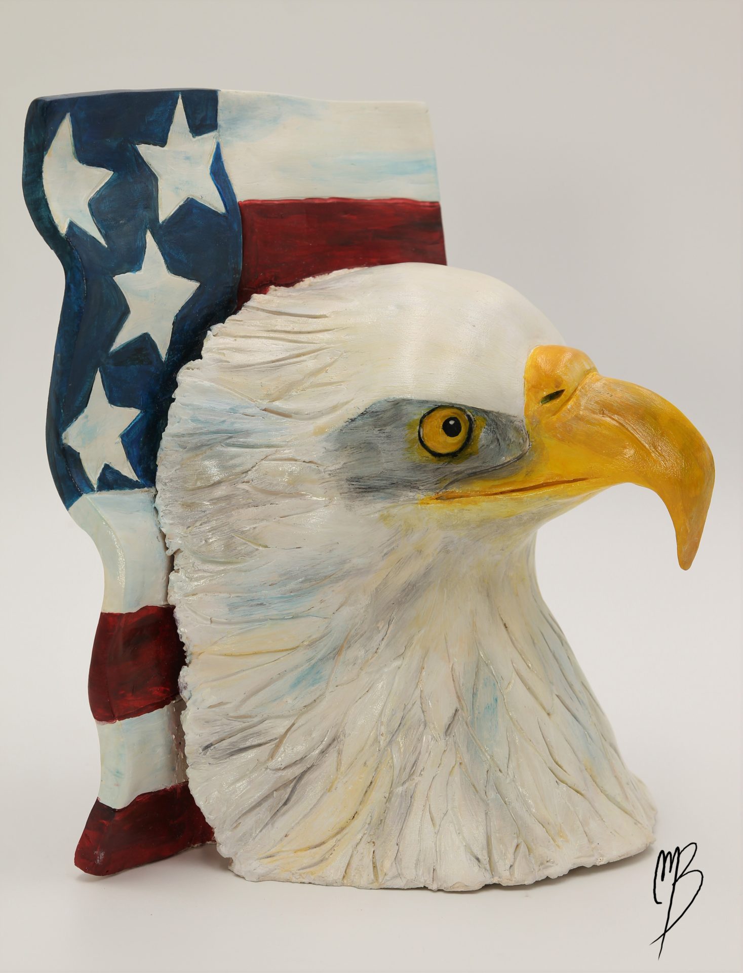 Animaux. Tête d'aigle et drapeau américain en terre cuite recouverts de peinture acrylique vernie.