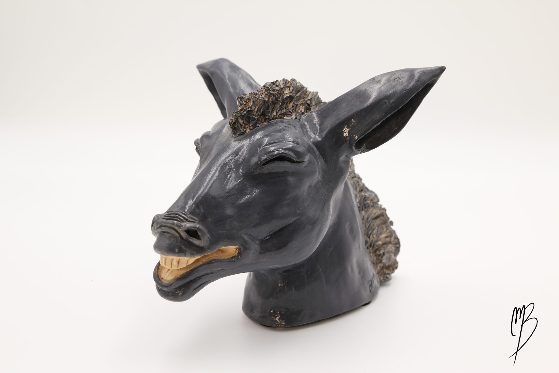 Sculptures. Animaux. Tête d'âne rieur et moquer en terre cuite recouverte d'une peinture acrylique noire vernie.