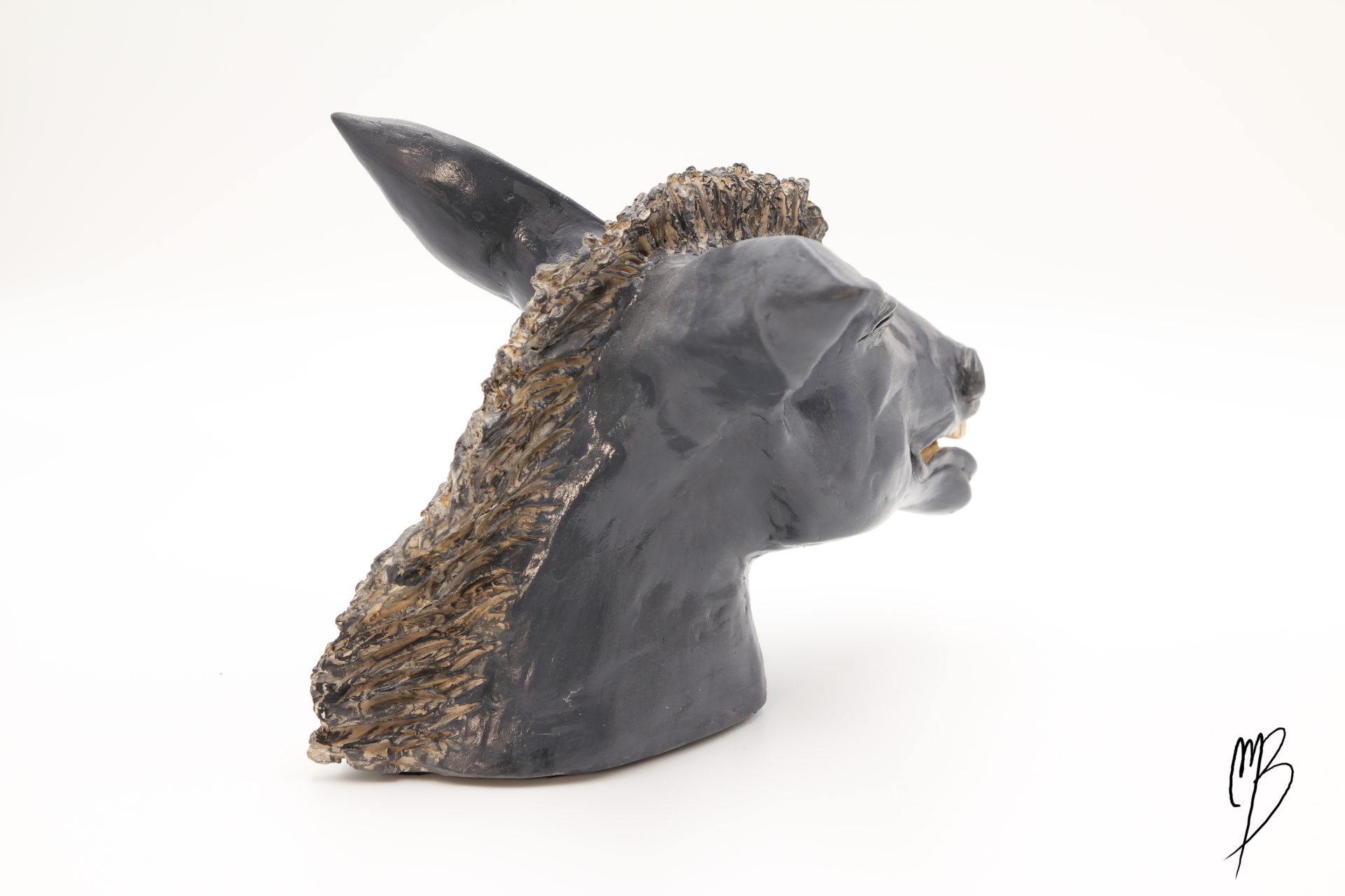 Animaux. Tête d'âne rieur et moquer en terre cuite recouverte d'une peinture acrylique noire vernie. Vue de l'arrière de la tête