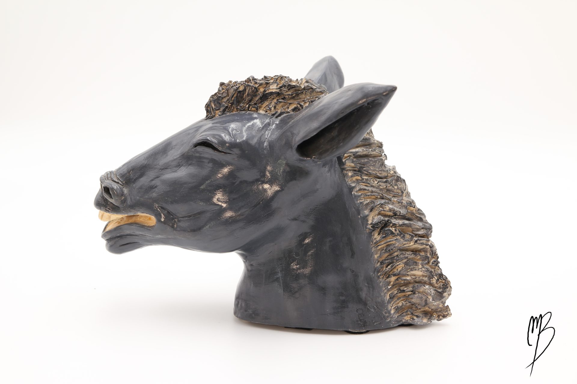 Animaux. Tête d'âne rieur et moquer en terre cuite recouverte d'une peinture acrylique noire vernie. Vue de côté