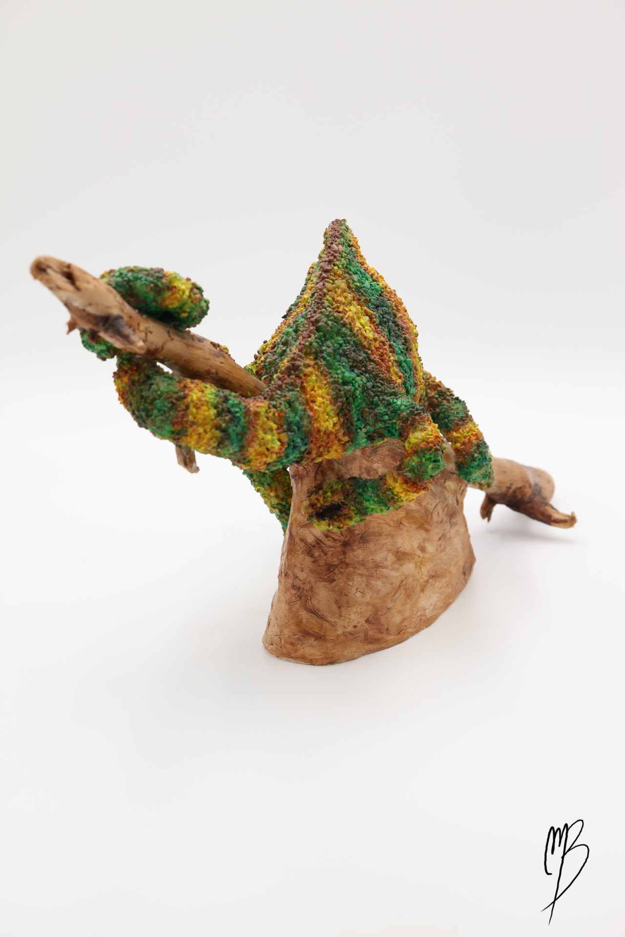 Animaux. Caméléon sur sa branche en terre cuite recouvert de sable et de peinture acrylique vernie.