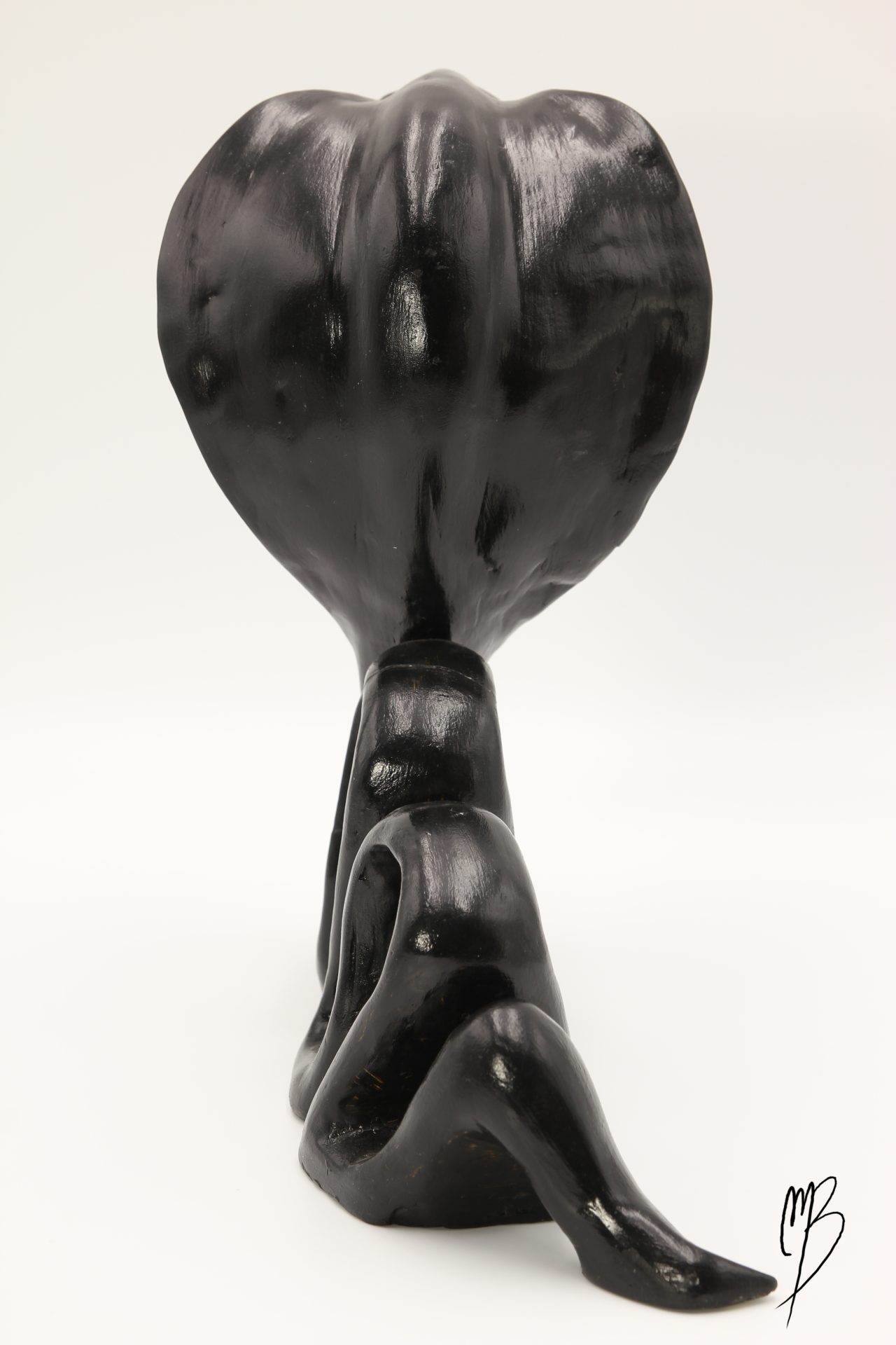 Animaux. Cobra prêt à attaquer en terre cuite recouverts de peinture acrylique noire vernie. Vue de dos