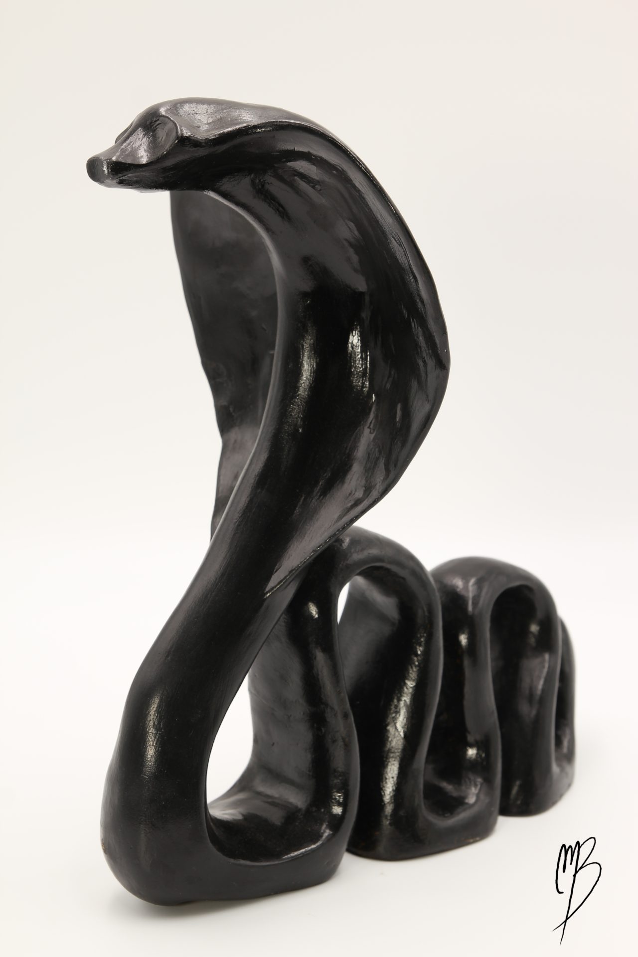 Sculptures. Animaux. Cobra prêt à attaquer en terre cuite recouverts de peinture acrylique noire vernie.