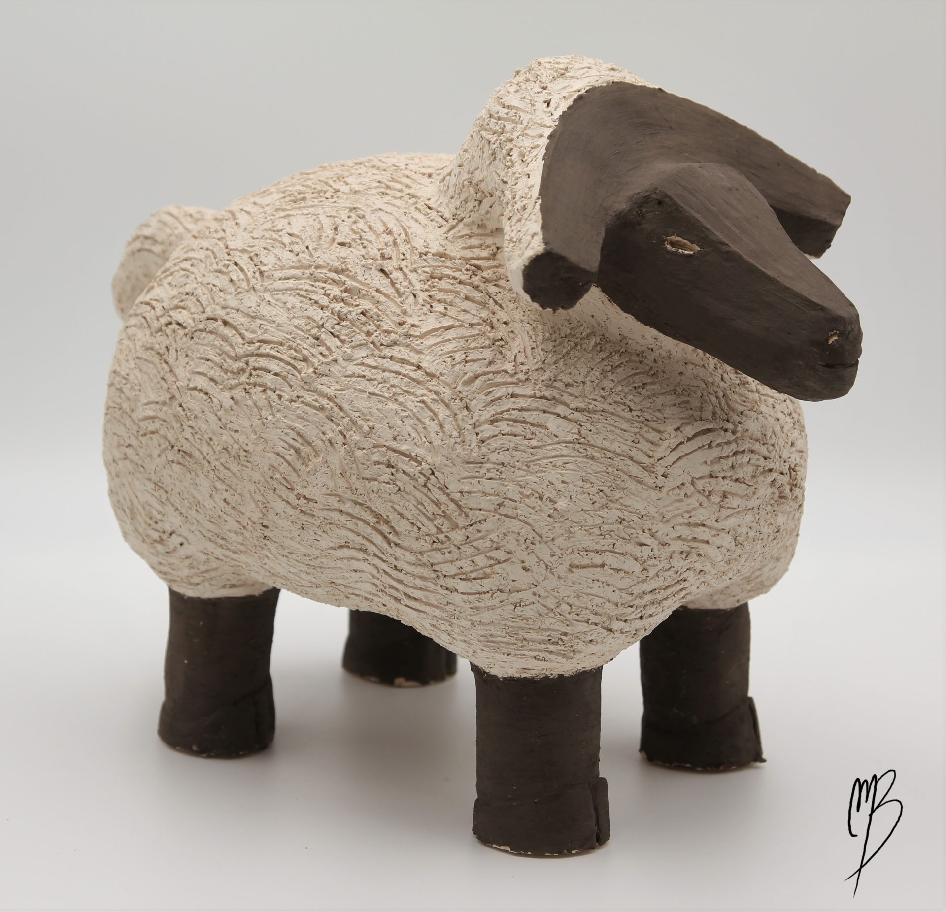 Sculptures. Animaux. Bélier en terre chamottée blanche cuite recouverts d'une barbotine mate