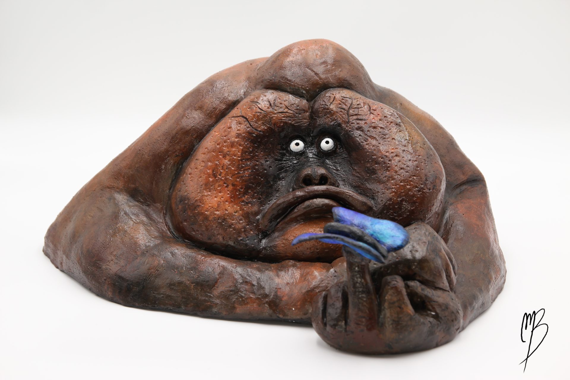 Sculptures. Animaux. Orang Outan avec un papillon Morpho Bleu sur son index en terre cuite recouverts de peinture acrylique vernie.