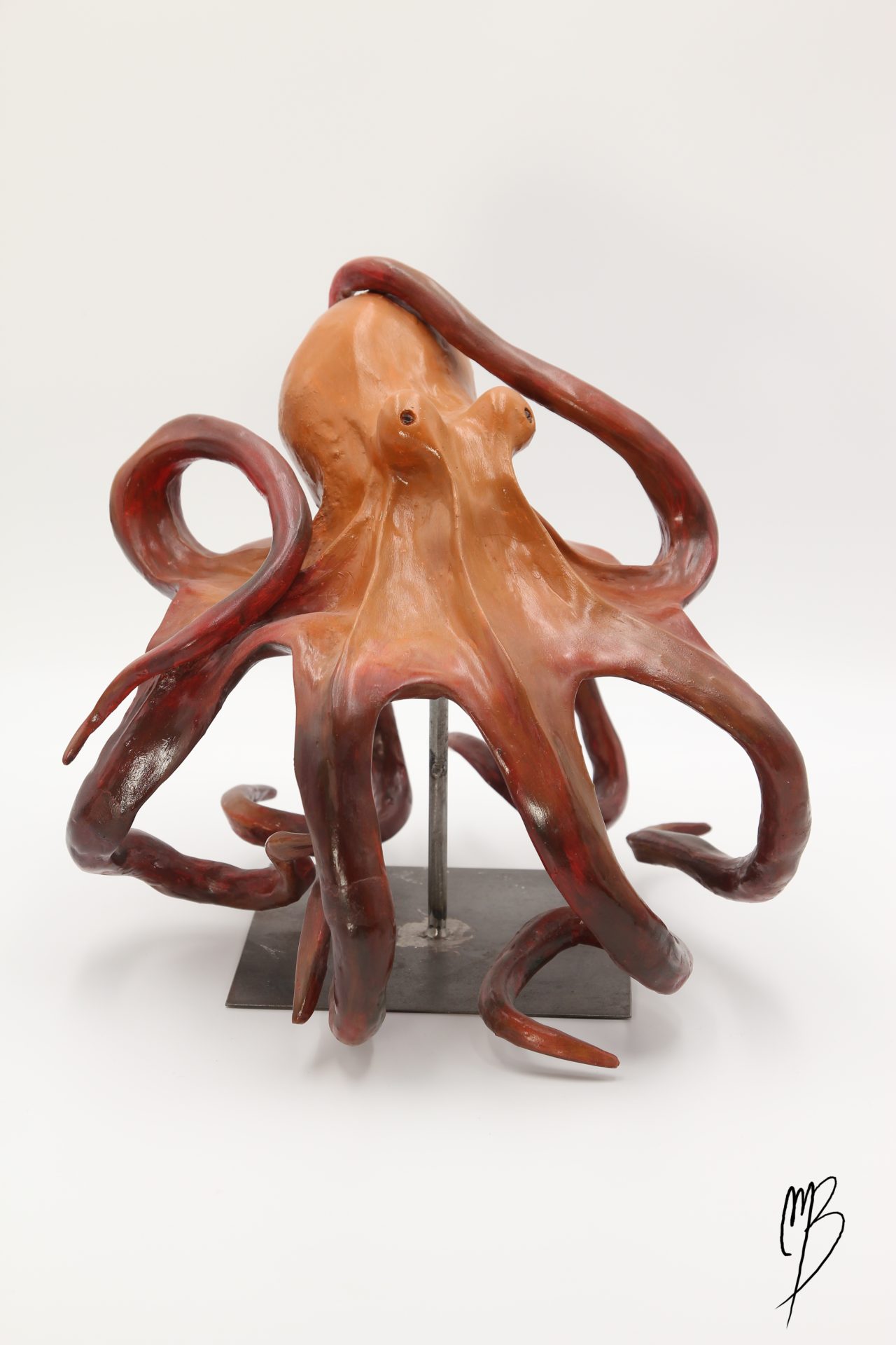 Sculptures. Animaux. Pieuvre sur un socle en métal en terre cuite recouverts de peinture acrylique vernie.