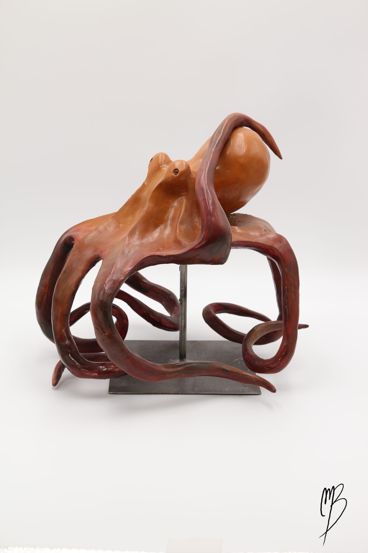 Animaux. Pieuvre sur un socle en métal en terre cuite recouverts de peinture acrylique vernie.