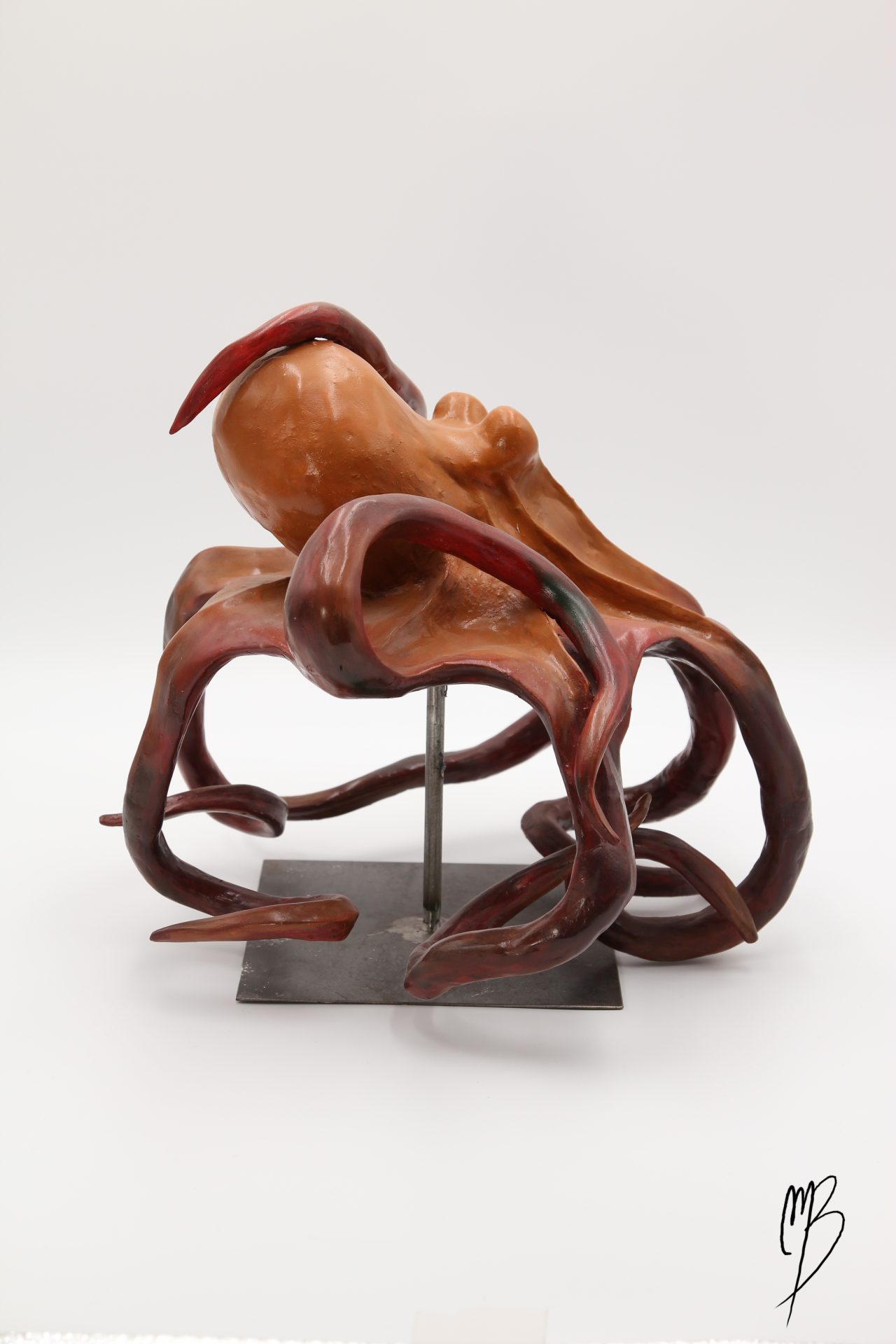 Animaux. Pieuvre sur un socle en métal en terre cuite recouverts de peinture acrylique vernie.