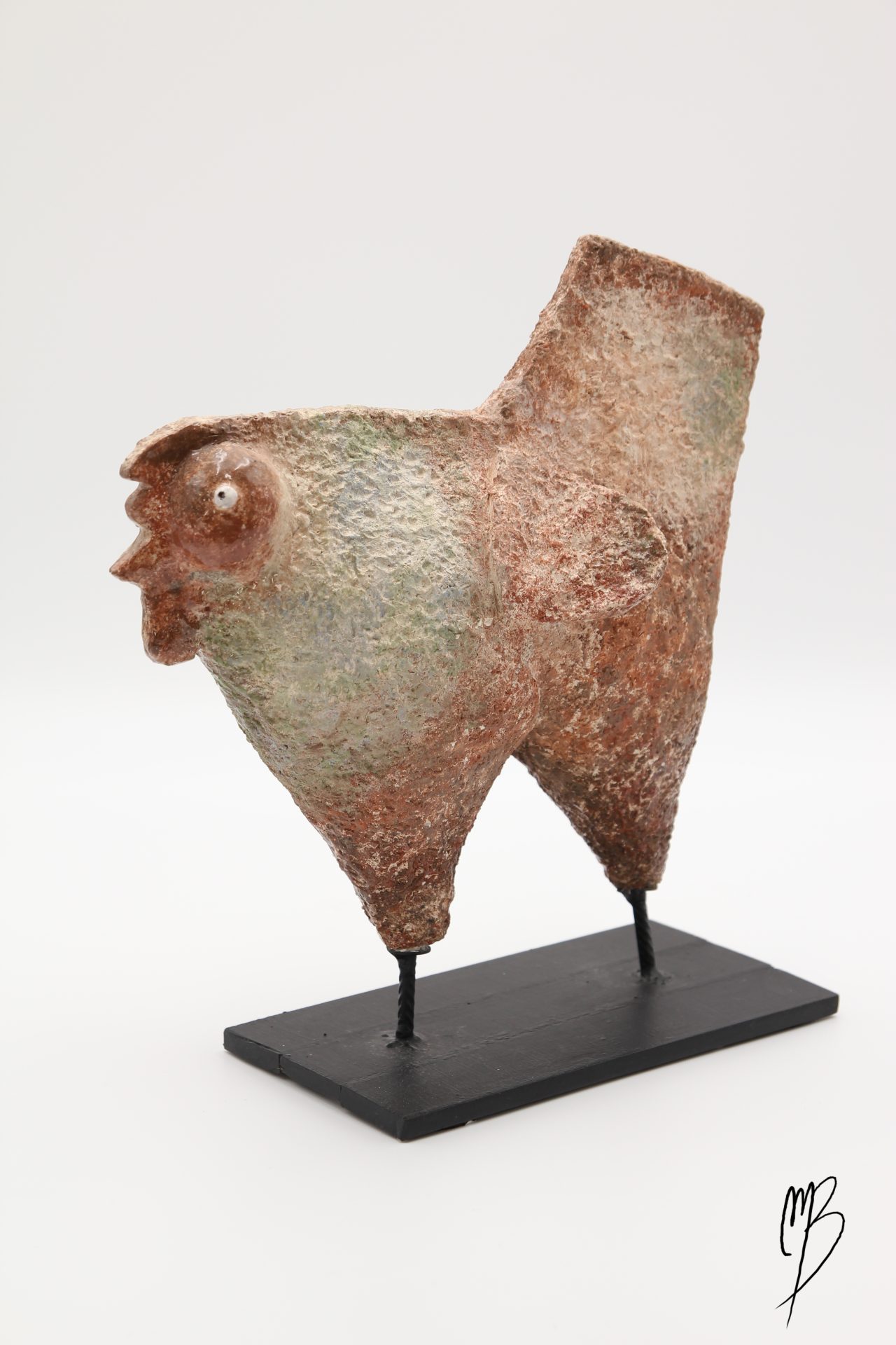 Sculptures. Animaux. Poule stylisée de couleurs mouchetées rouille et blanche sur un socle en métal en terre cuite recouverts de peinture acrylique vernie.