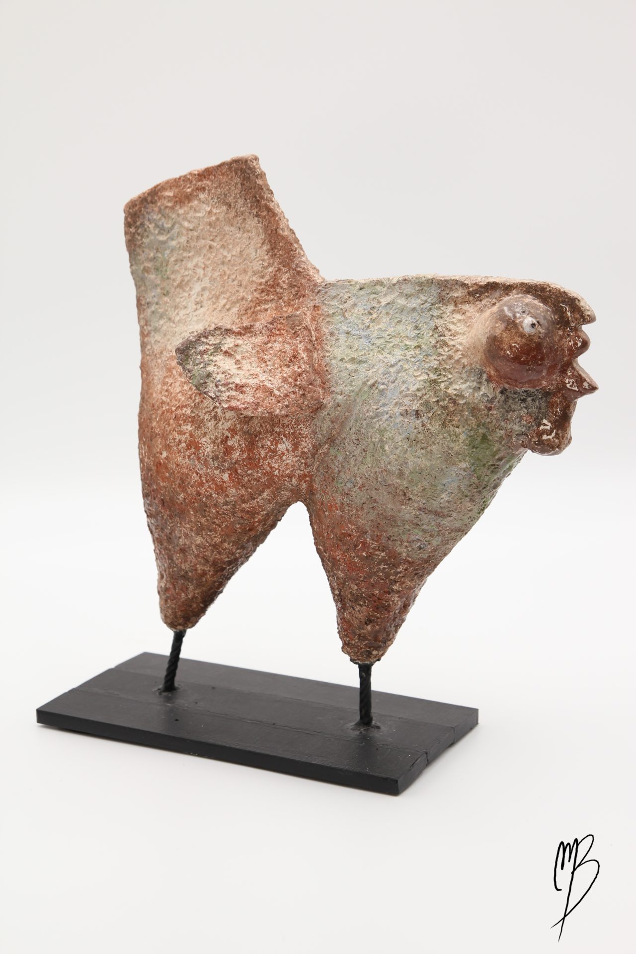 Animaux. Poule stylisée de couleurs mouchetées rouille et blanche sur un socle en métal en terre cuite recouverts de peinture acrylique vernie.