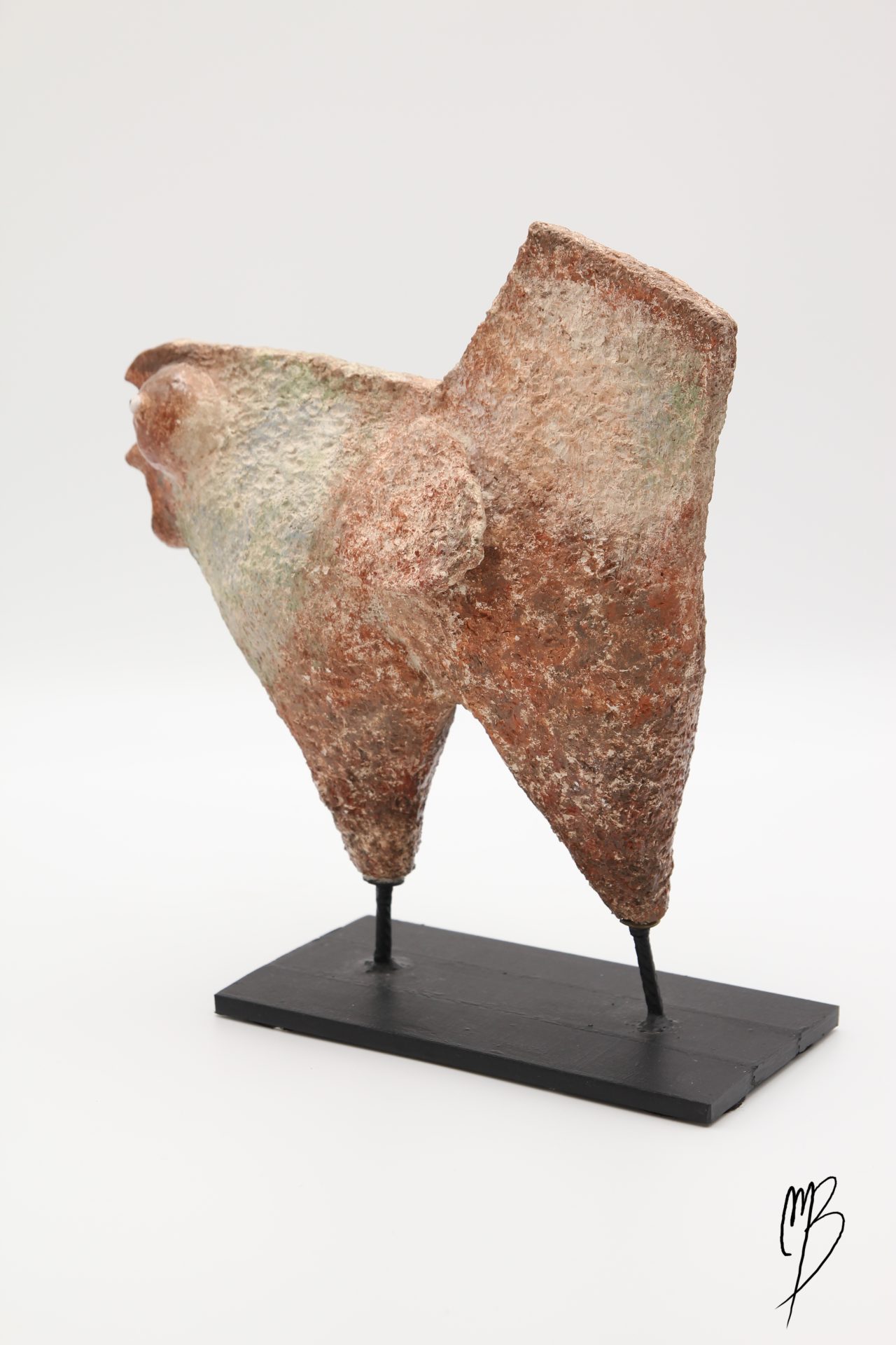 Animaux. Poule stylisée de couleurs mouchetées rouille et blanche sur un socle en métal en terre cuite recouverts de peinture acrylique vernie.
