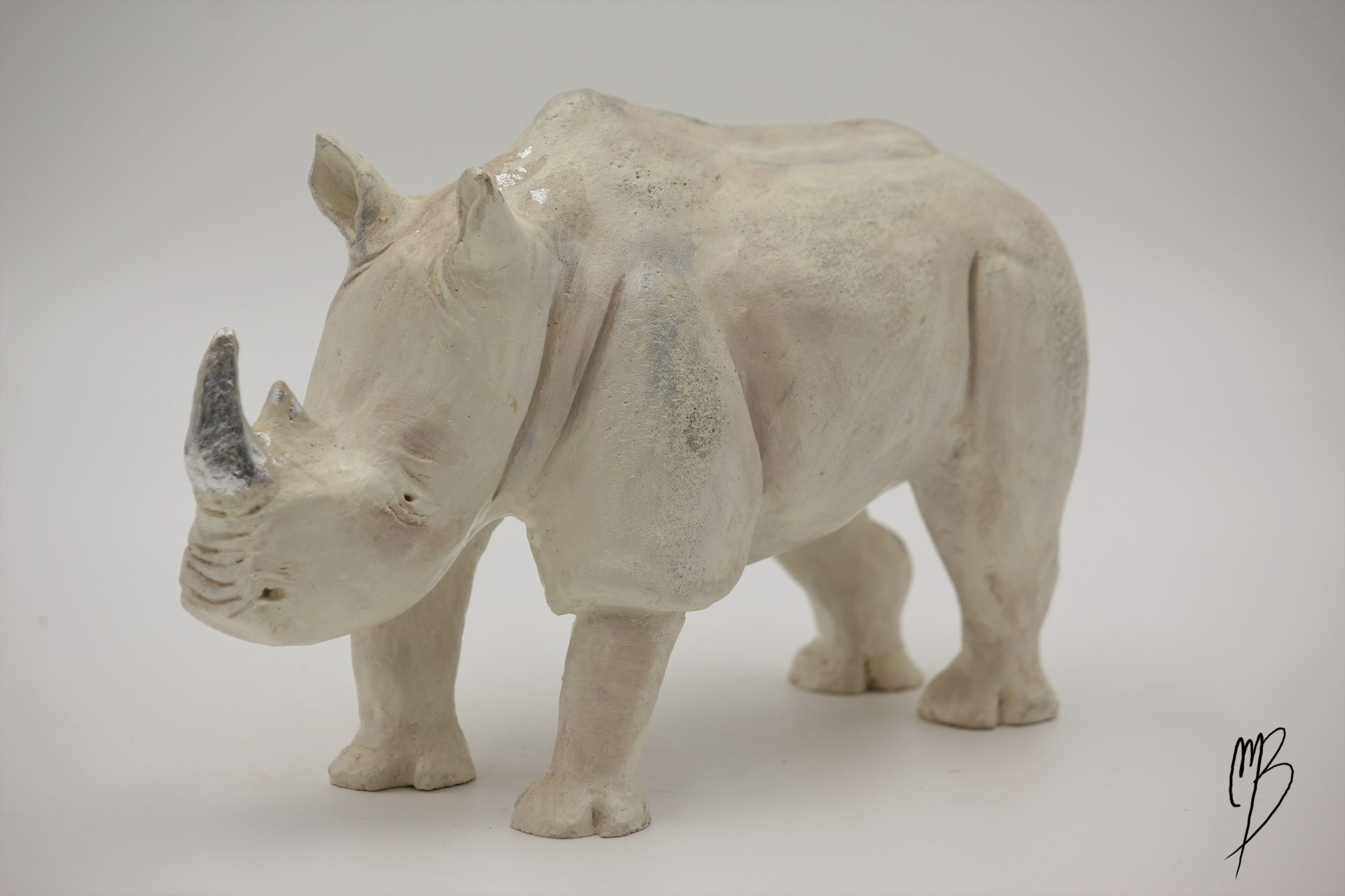 Sculptures. Animaux. Rhinocéros en terre cuite recouvert de peinture acrylique et de feuilles d'argent.