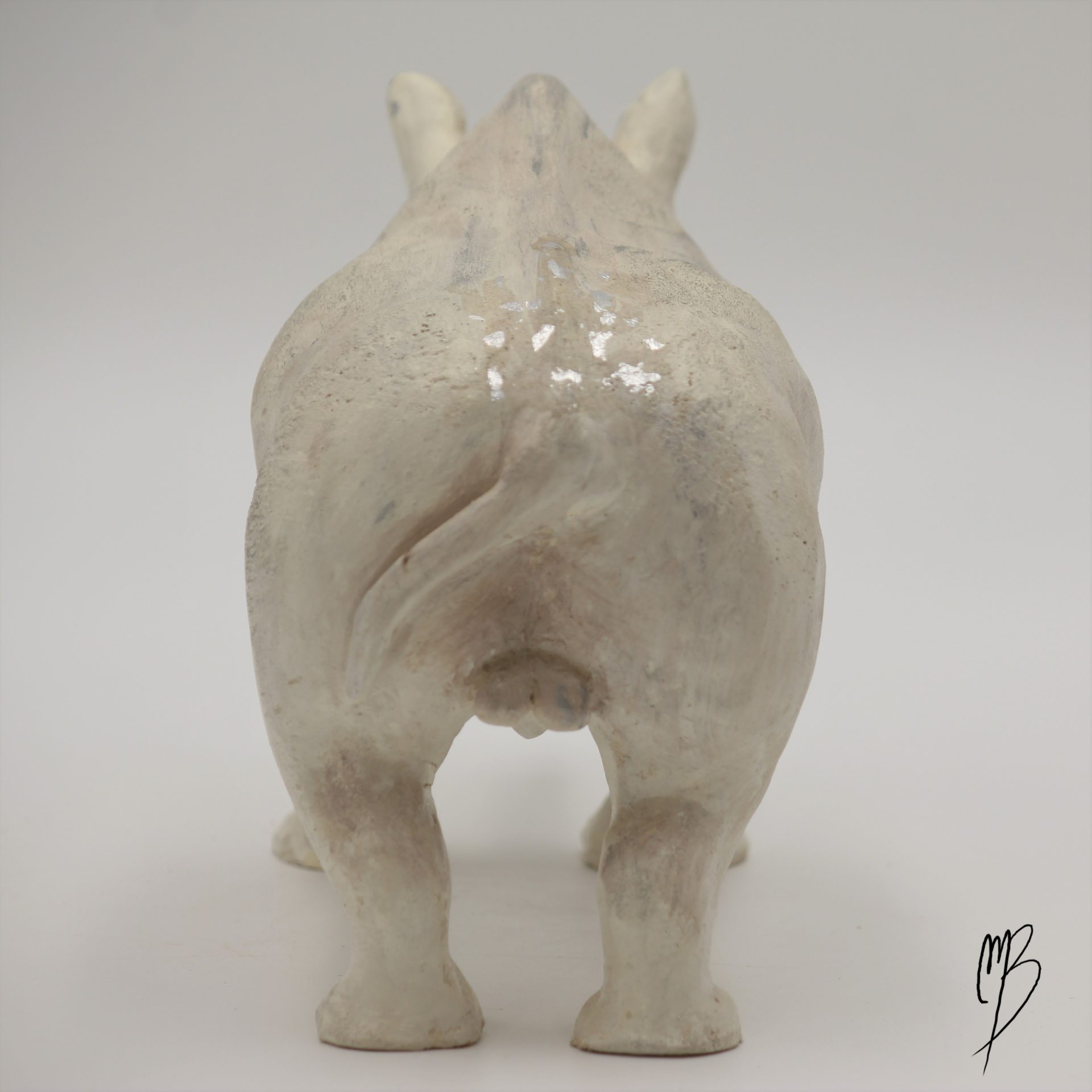 Animaux. Rhinocéros en terre cuite recouvert de peinture acrylique et de feuilles d'argent. Vue de dos