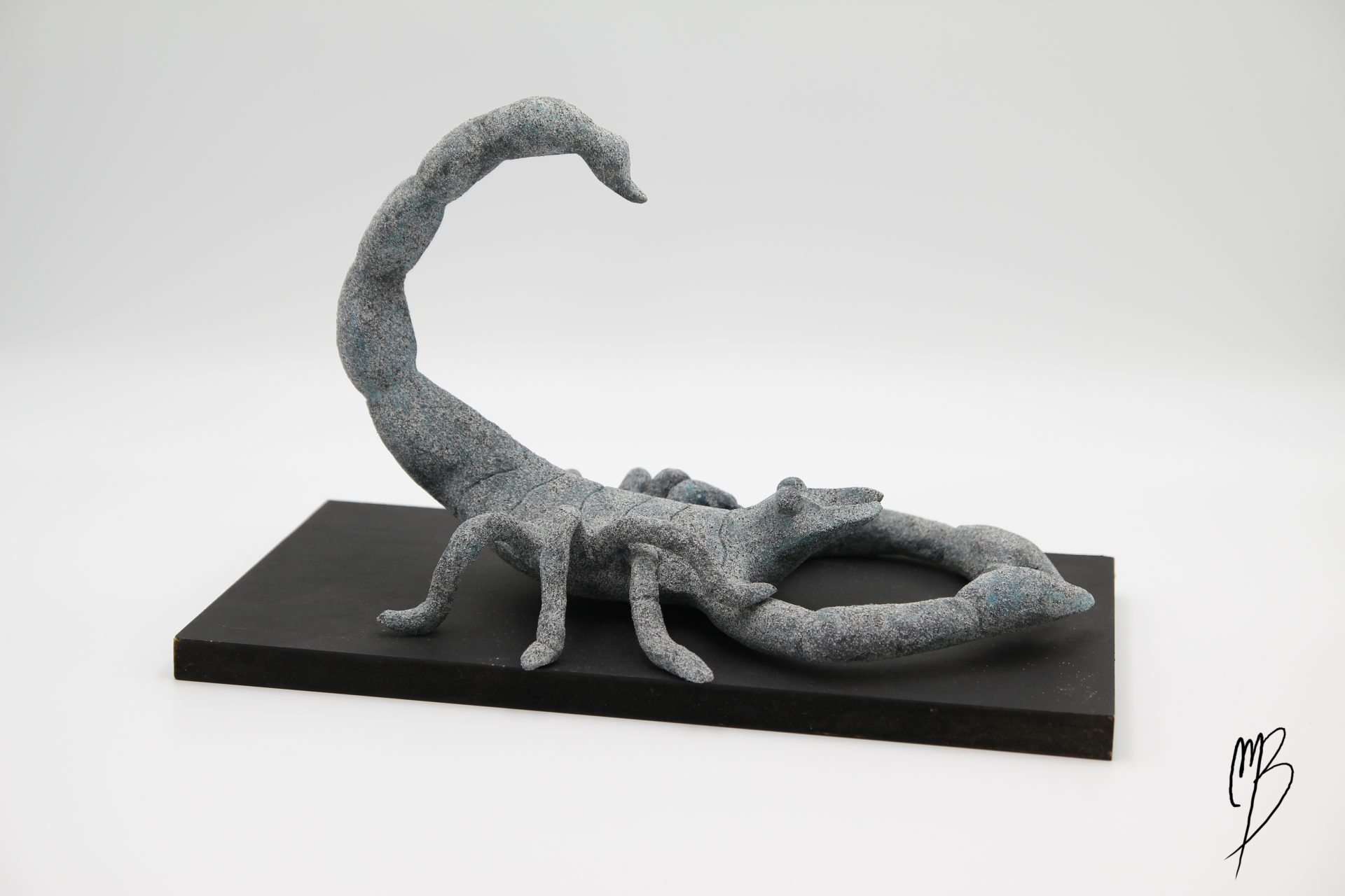 Sculptures. Animaux. Scorpion sur son socle en terre cuite recouvert de peinture acrylique sablée.