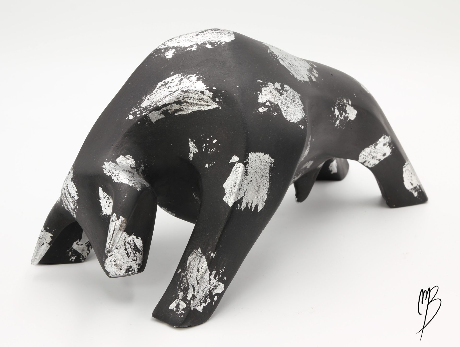 Sculptures. Animaux. Taureau noir en terre cuite recouvert de peinture acrylique et de feuilles d'argent. Vue de trois quart côté