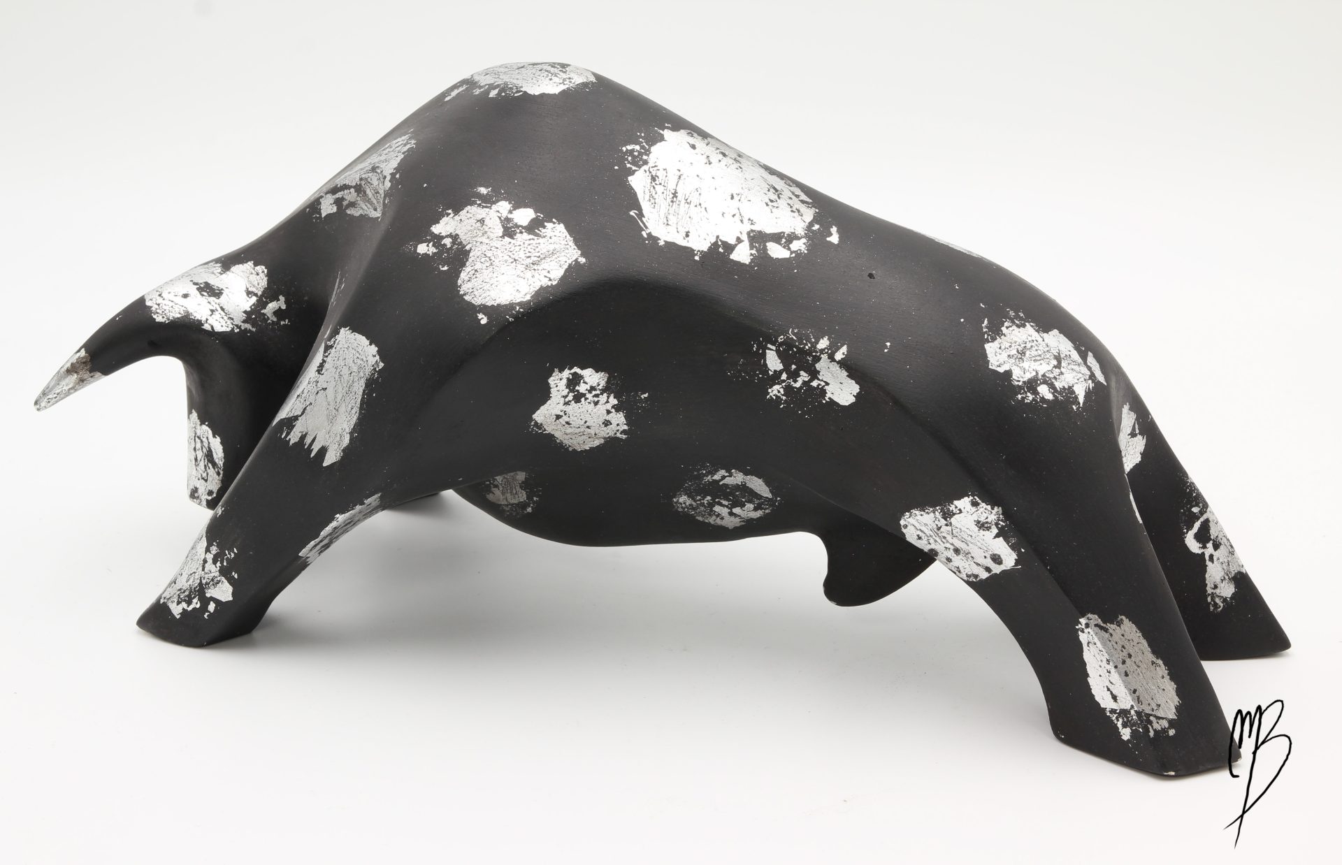 Animaux. Taureau noir en terre cuite recouvert de peinture acrylique et de feuilles d'argent. Vue de côté