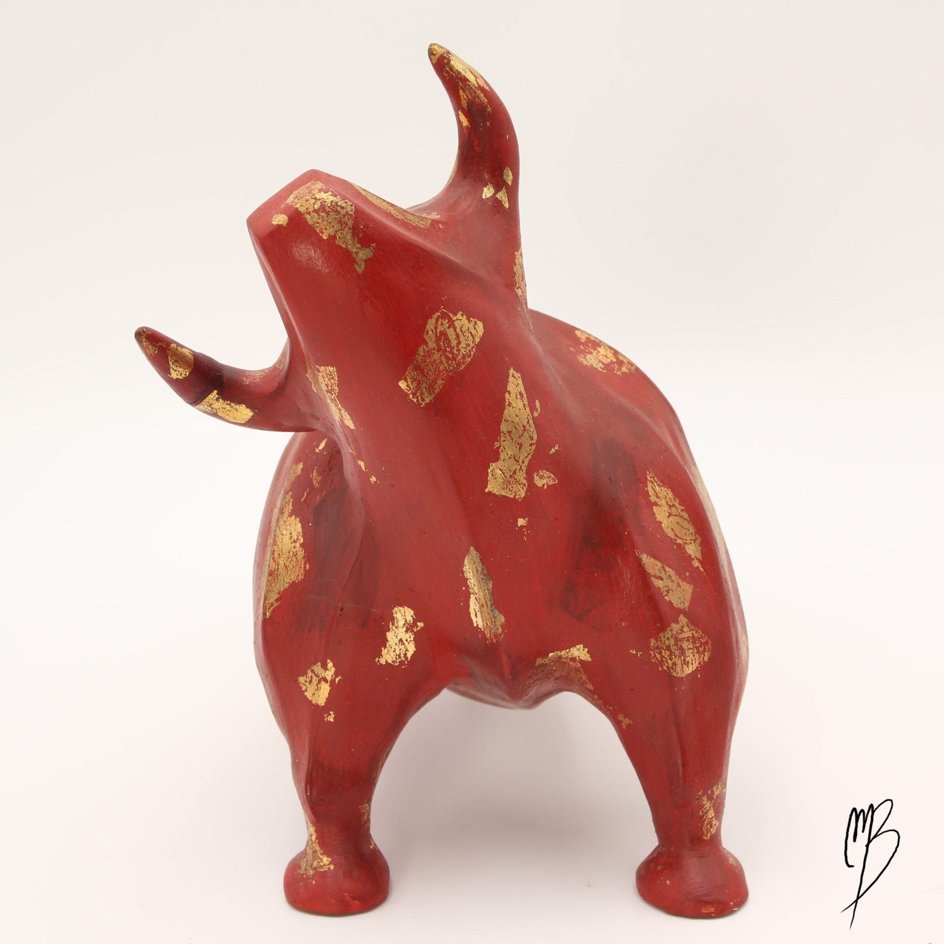 Animaux. Taureau rouge en terre cuite recouvert de peinture acrylique et de feuilles d'or. Vue de face.
