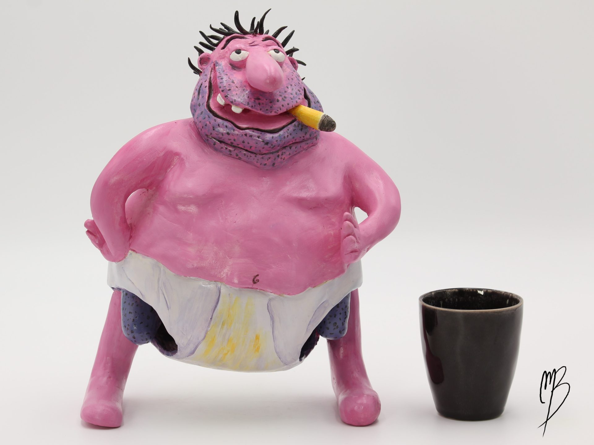 Bande dessinée. Gros Dégueulasse en caleçon debout campé sur ses pieds en terre cuite recouverte de peinture acrylique vernie vue comparative à une tasse pour la taille.