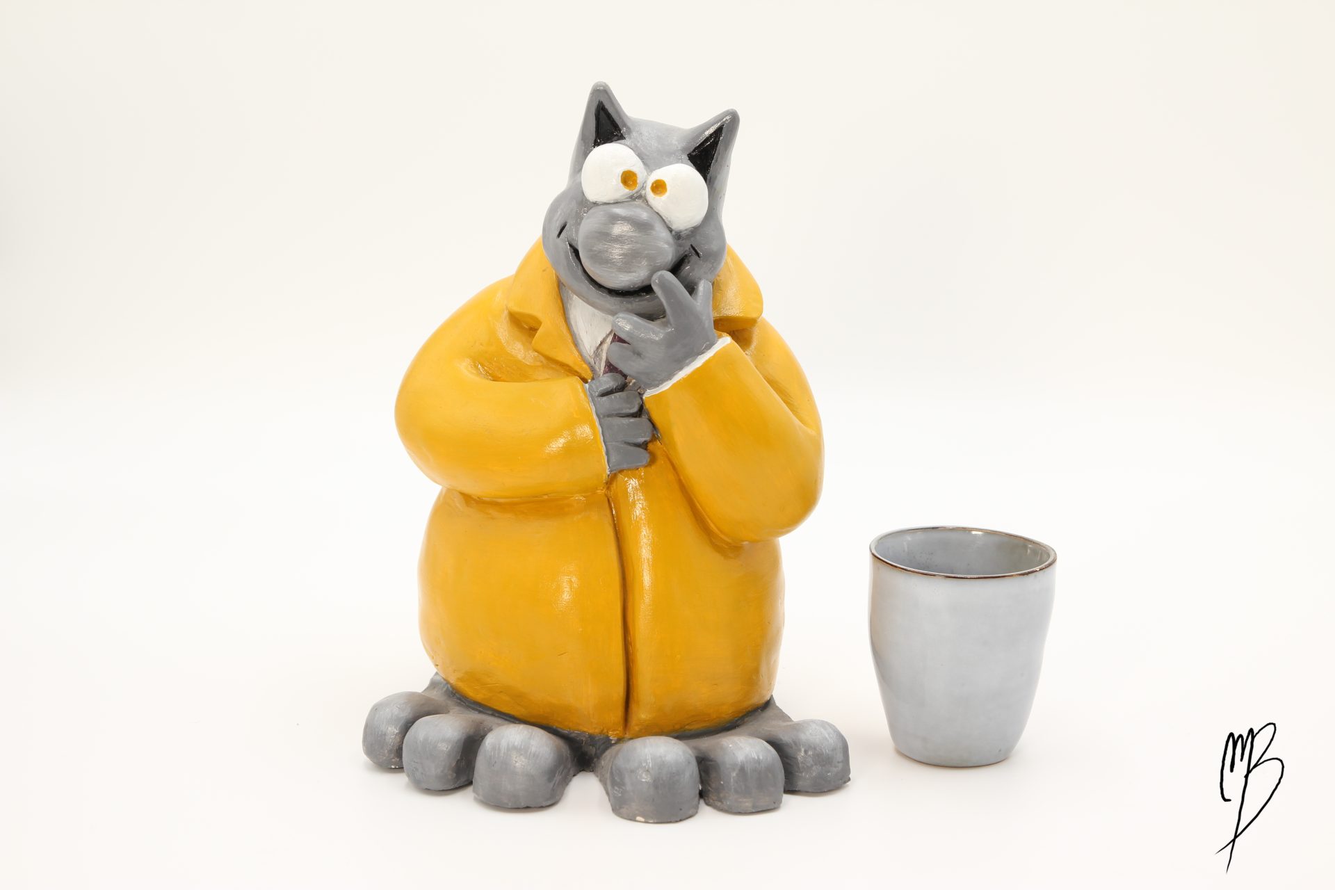 Sculptures. Bande dessinée. Le Chat debout habillé d'un ciré jaune en terre cuite recouverte de peinture acrylique vernie