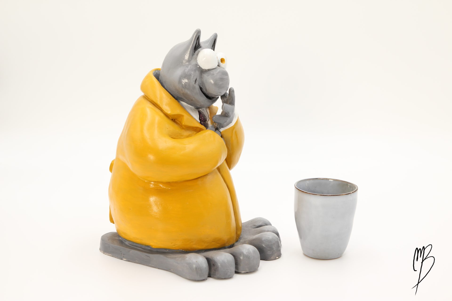 Bande dessinée. Le Chat debout habillé d'un ciré jaune en terre cuite recouverte de peinture acrylique vernie vue de côté