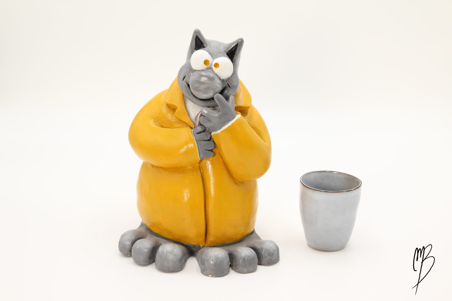 Bande dessinée. Le Chat debout habillé d'un ciré jaune en terre cuite recouverte de peinture acrylique vernie vue de côté