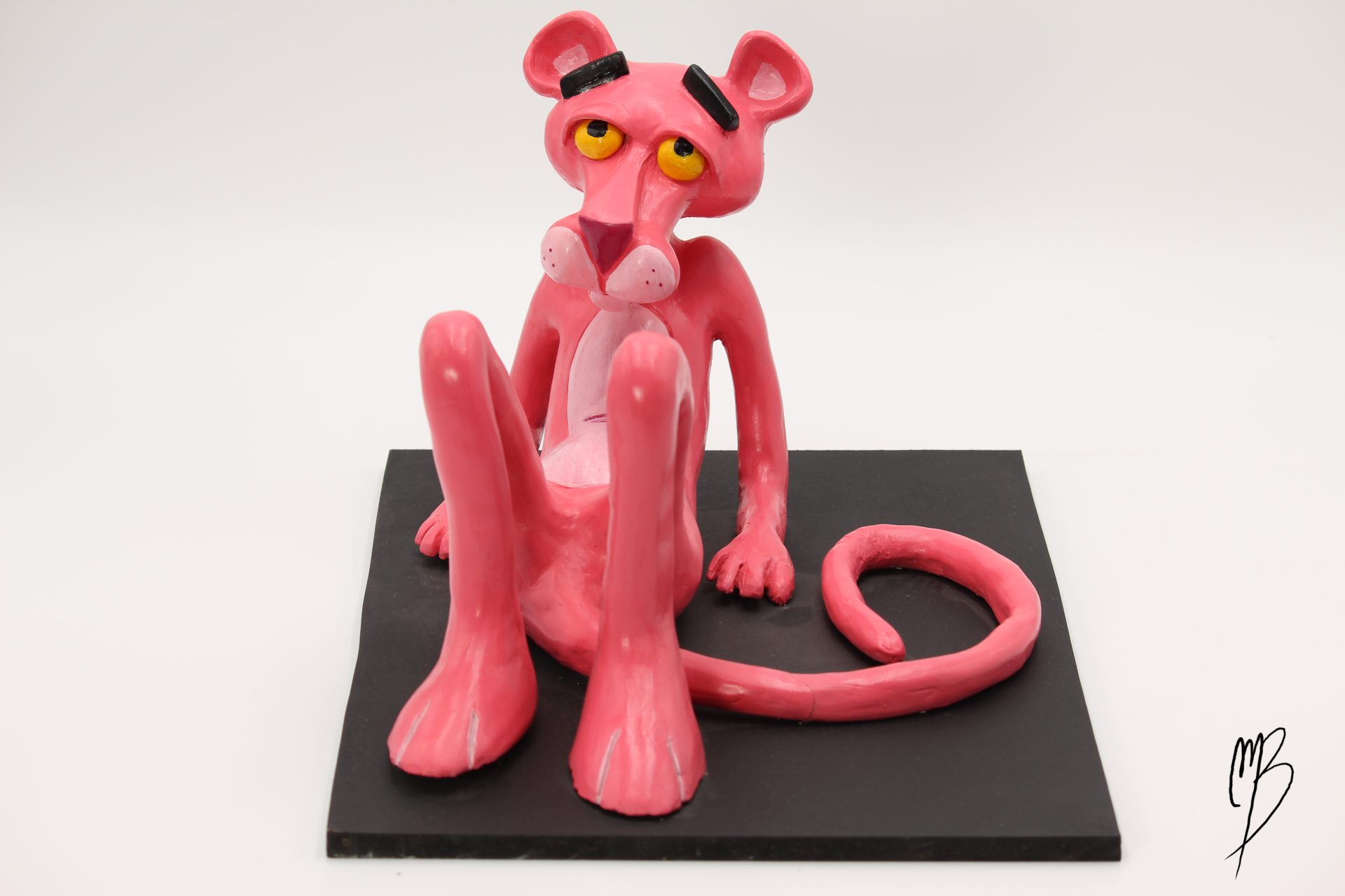 Sculptures. Bande dessinée. Panthère Rose allongée sur un socle en terre cuite recouverte de peinture acrylique vernie