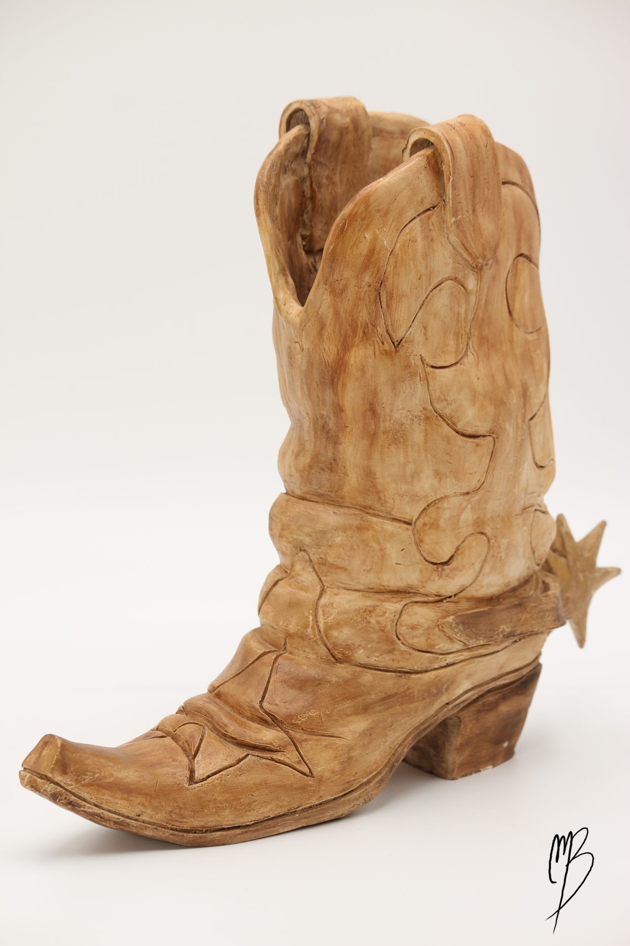 Botte de cowboy Santiag avec son éperon en terre cuite patinée avec une peinture acrylique ocre terre du désert.