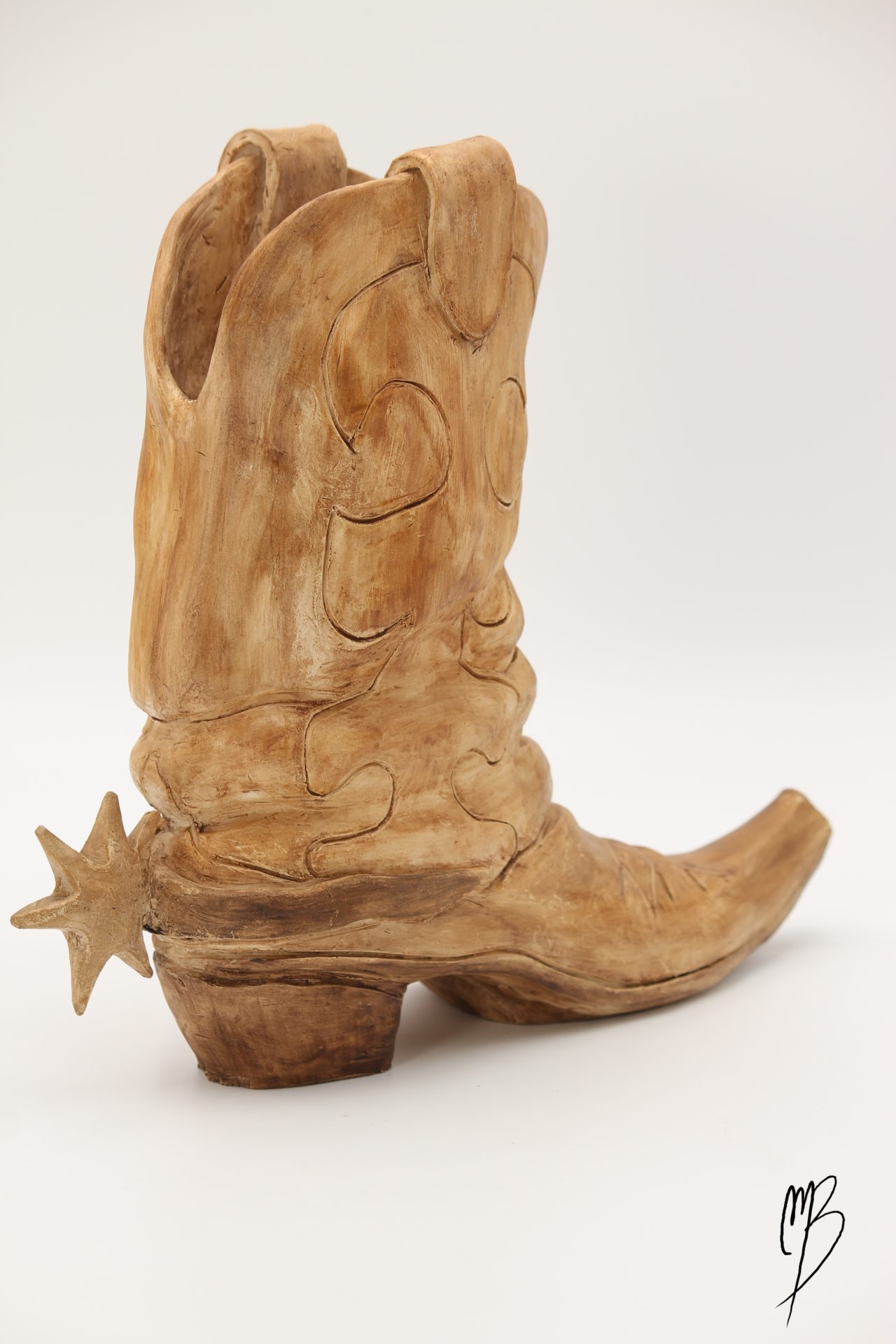 Botte de cowboy Santiag avec son éperon en terre cuite patinée avec une peinture acrylique ocre terre du désert.