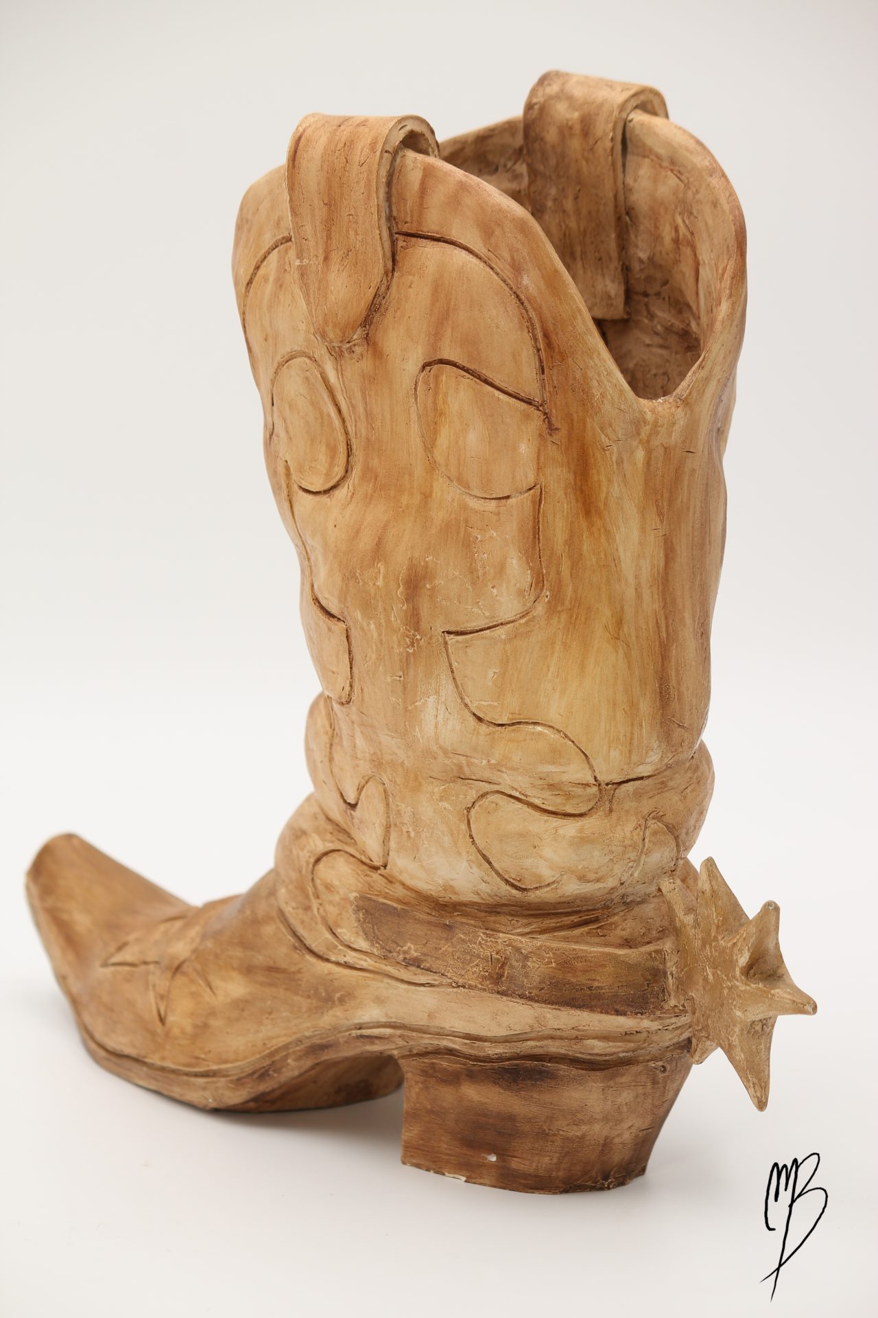 Botte de cowboy Santiag avec son éperon en terre cuite patinée avec une peinture acrylique ocre terre du désert. Vue arrière