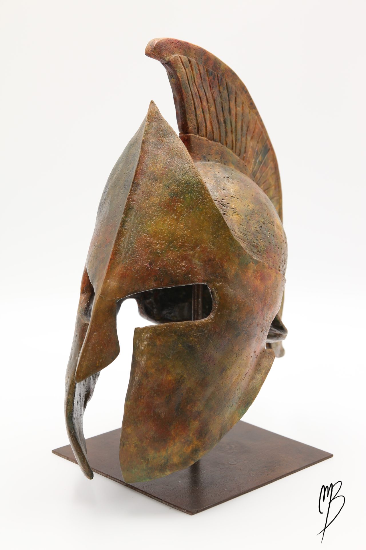 Casque Spartiate posé sur un support métallique en Terre cuite patinée avec des peintures acryliques imitant des bronzes anciens.