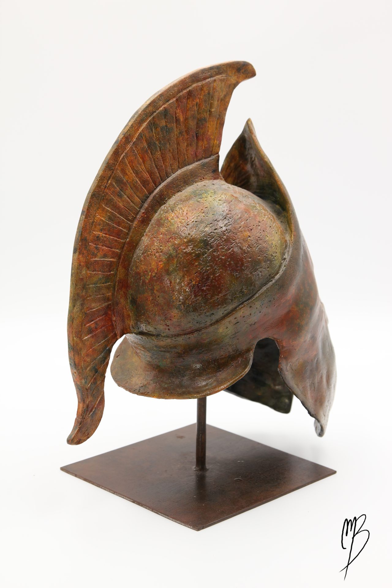 Casque Spartiate posé sur un support métallique en Terre cuite patinée avec des peintures acryliques imitant des bronzes anciens. Vue arrière