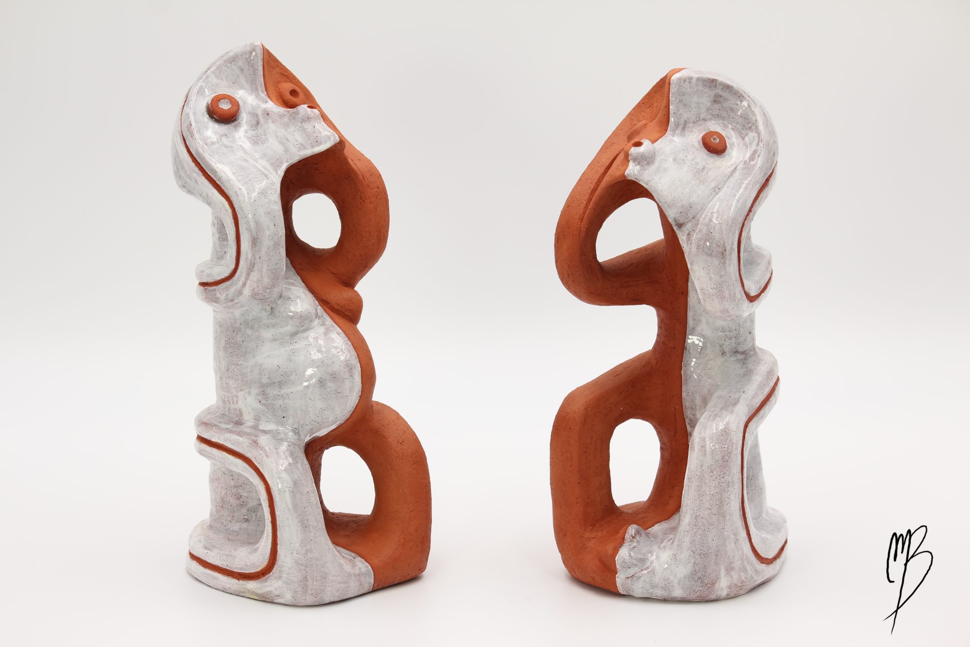Sculptures. Couple Maya en Terre cuite avec des parties blanches émaillées pièces se faisant face.