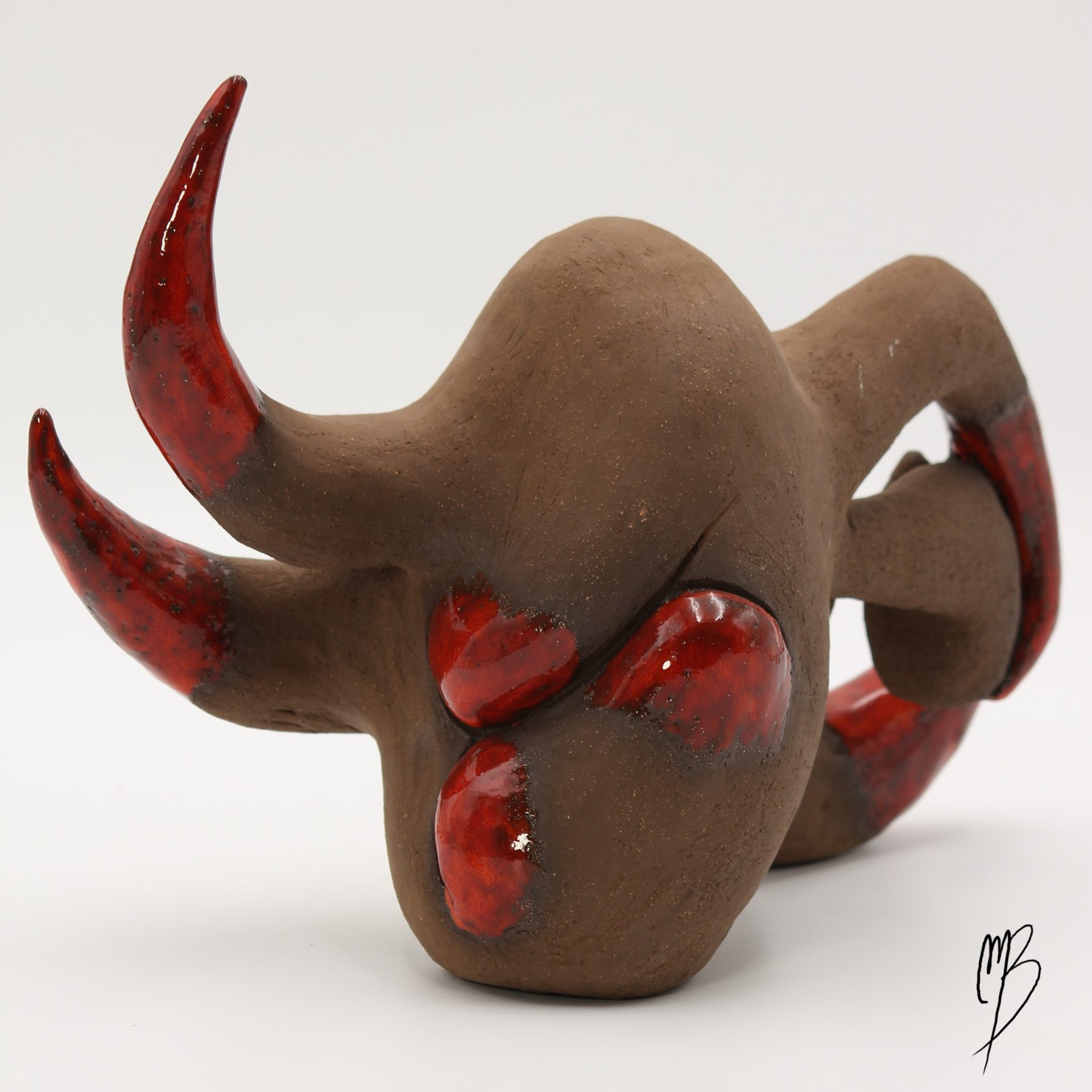 Sculptures abstraite représentant une galipette en Terre chamottée cuite avec des éléments patinés de rouges émaillé.