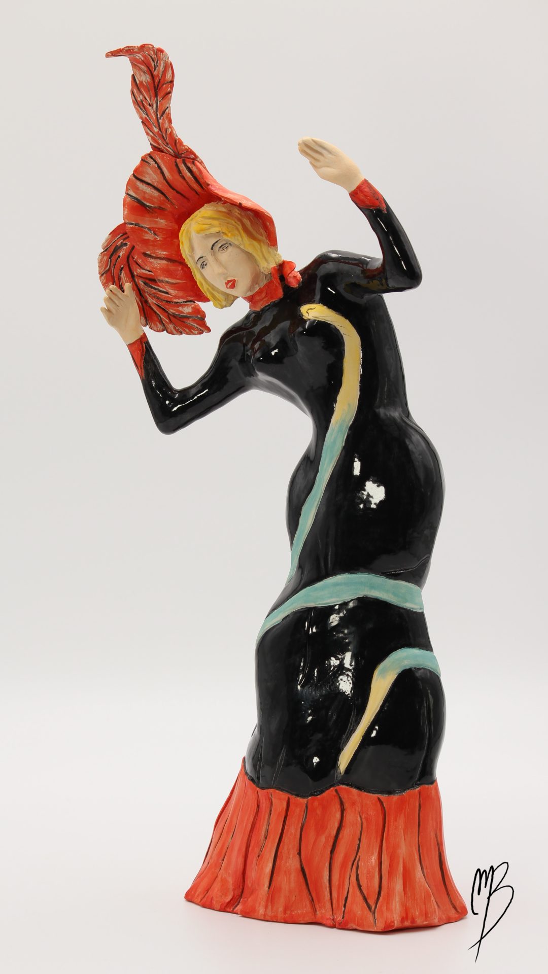 Sculptures. Jane Avril en terre cuite recouverte d'e peintures acryliques vernis rouges, noire, vers, jaune, couleur peau. Vue de face