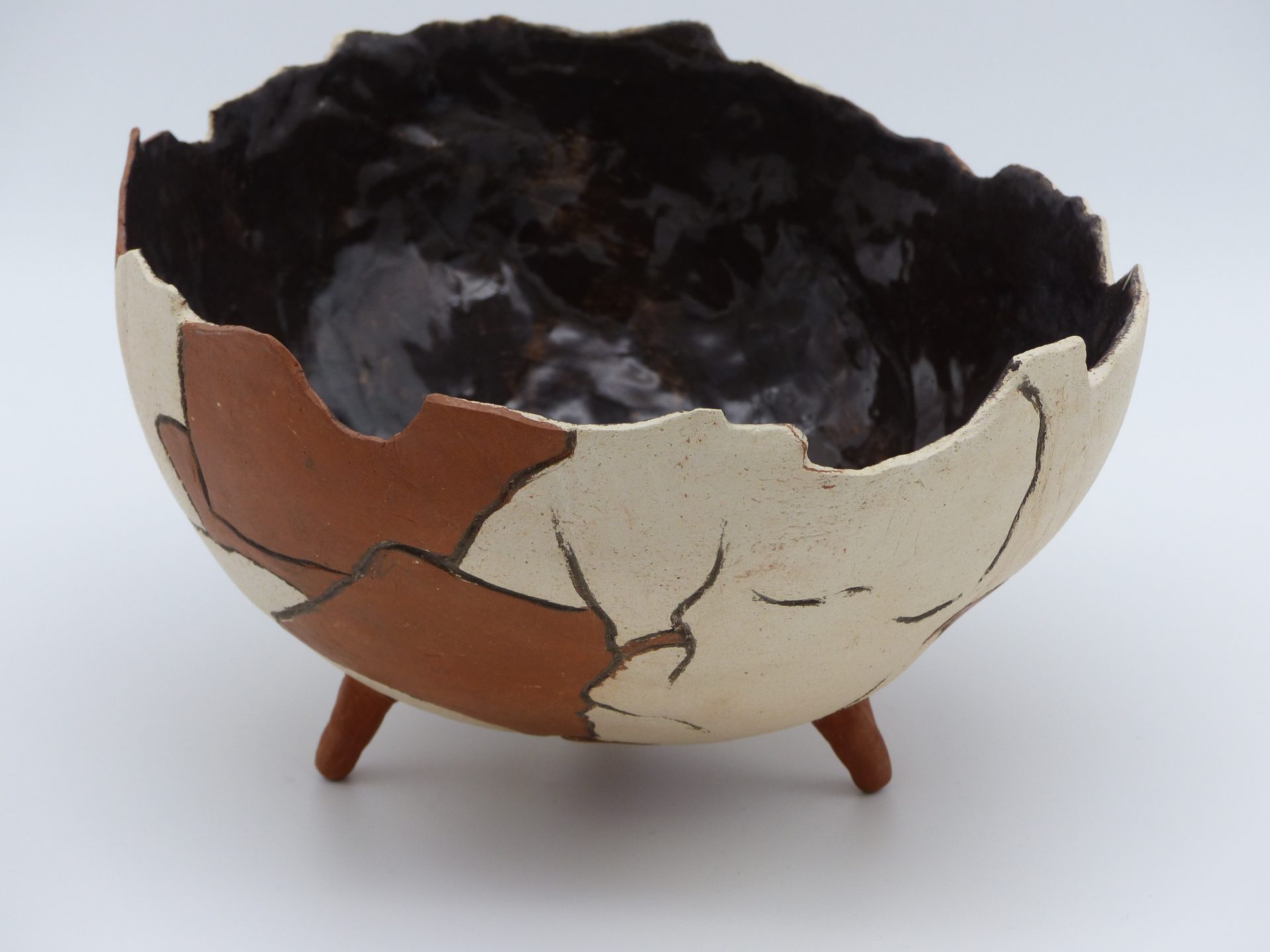 modelages sculptures d'une demie coupe façon poterie antique brisée, posée sur trois petits pieds, en terre cuite, avec l'intérieur émaillé noir, et l'extérieur bicolore marron et beige ciré