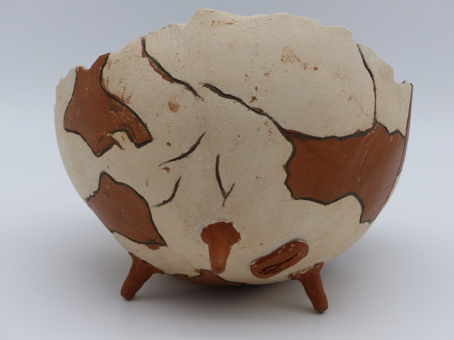 demie coupe façon poterie antique brisée, posée sur trois petits pieds, en terre cuite, avec l'intérieur émaillé noir, et l'extérieur bicolore marron et beige ciré, vue arrière